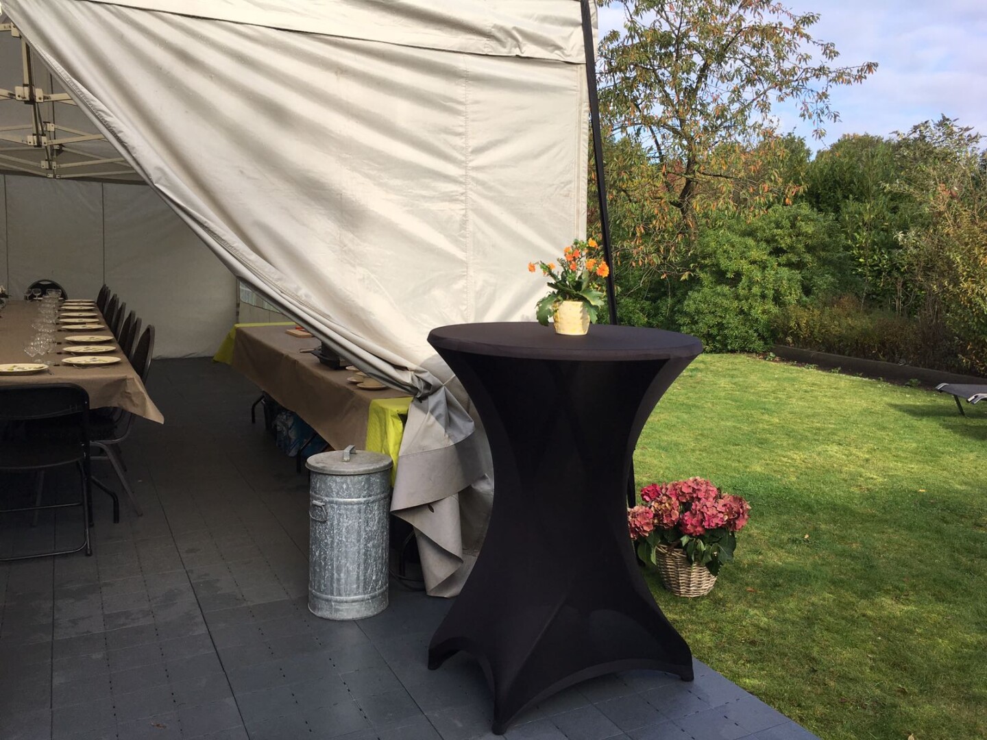 vouwtent en meubilair op koffietafel statafel tafel hoog zwart