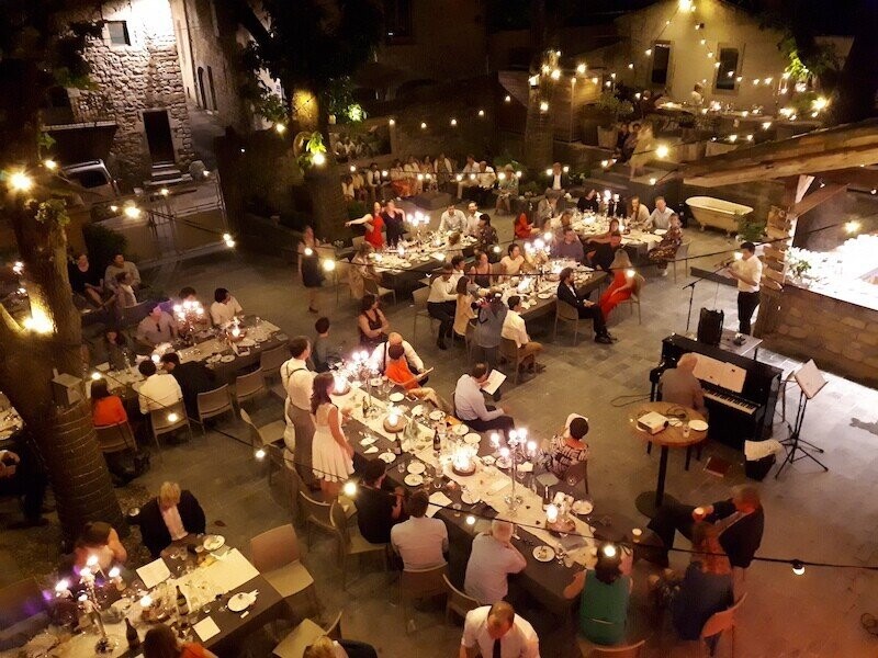 Diner op huwelijksfeest met lichtslingers