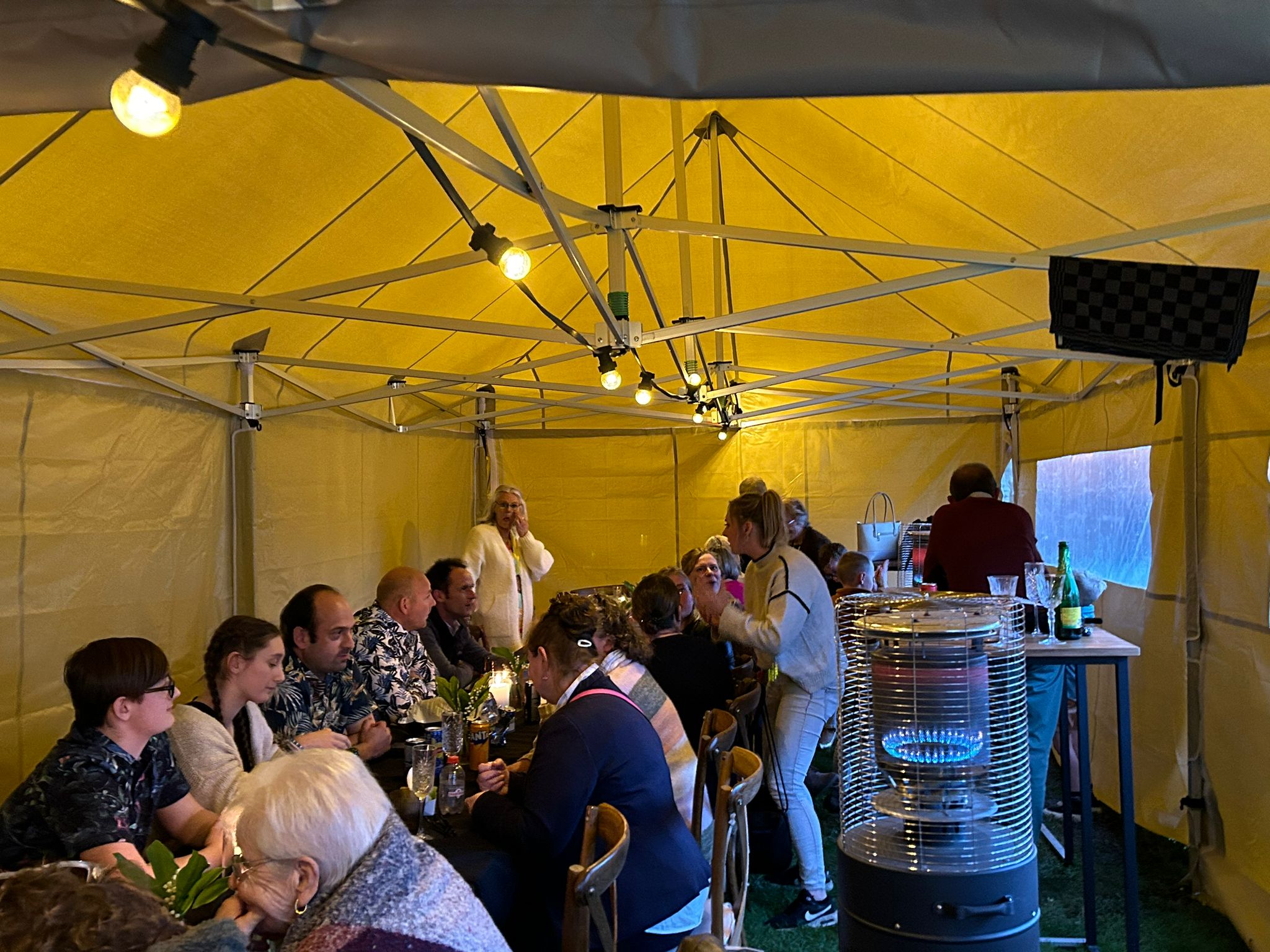 Vouwtent Hemiksem  4x8m Zandkleur incl verankering gras (zonder zijwanden)