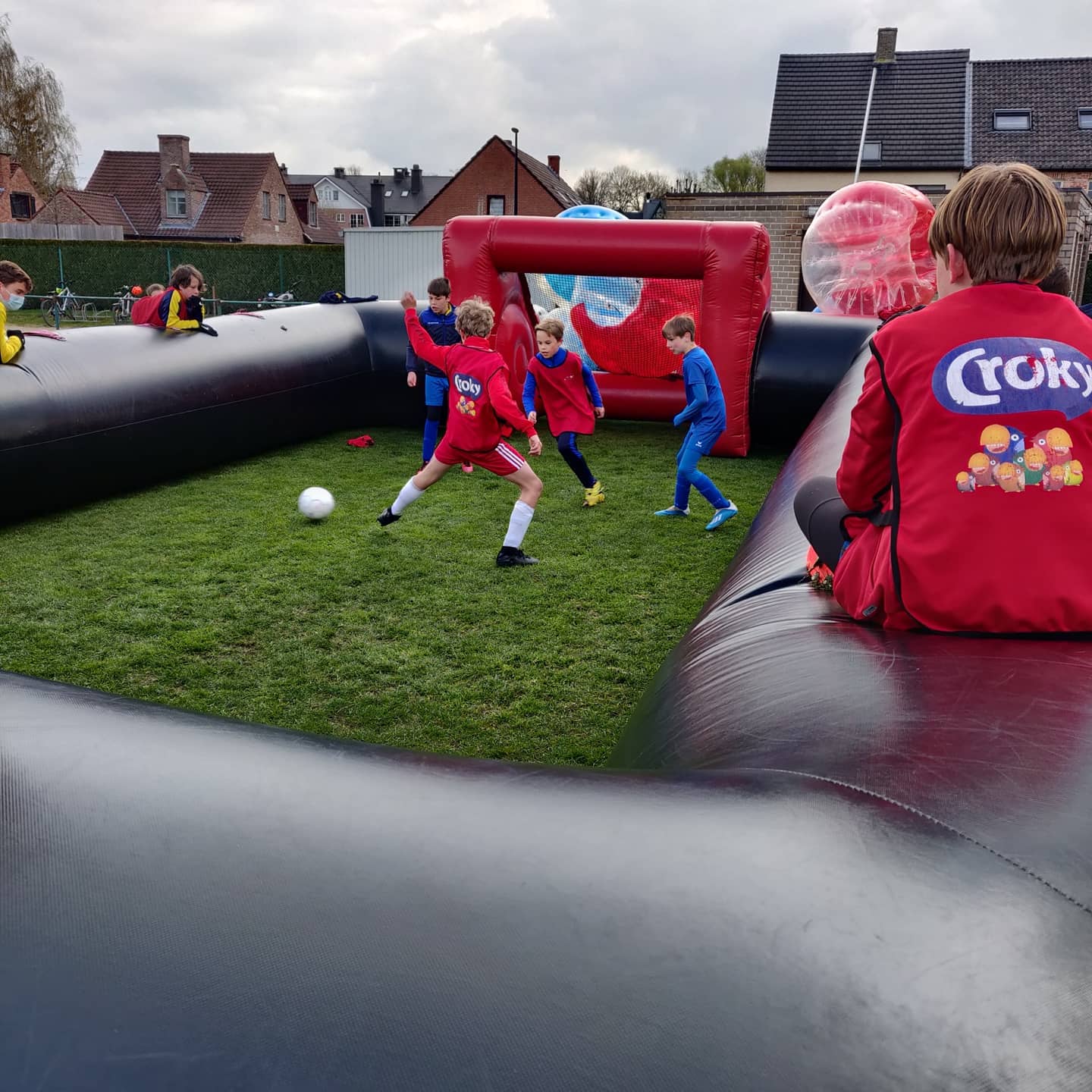 Voetbalveld zwart rood