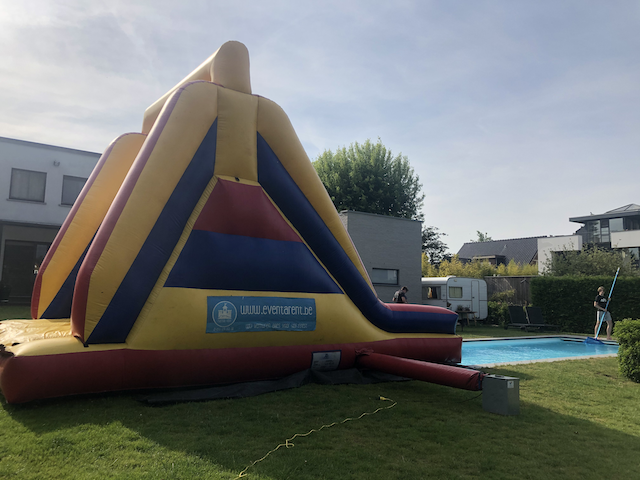 Colorrun aan zwembad in tuin Bonheiden