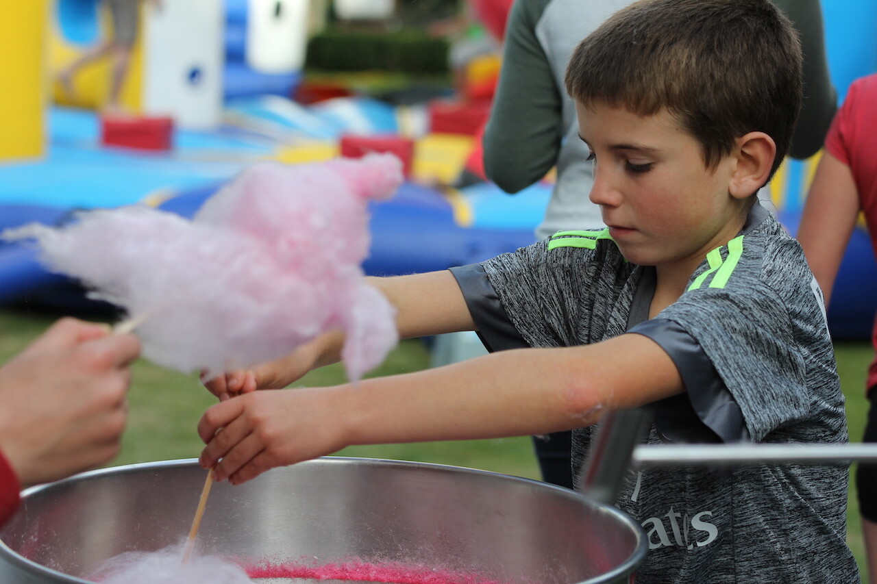 Tiebe maakt zelf zijn eigen suikerspin met suikerspinmachine