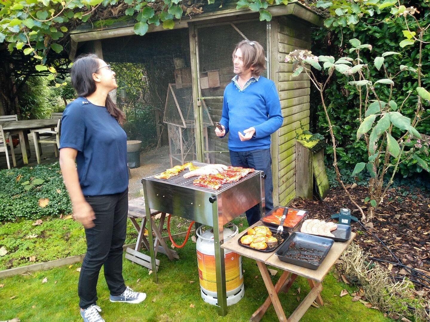 Barbecue op familiefeest met barbecue op gas