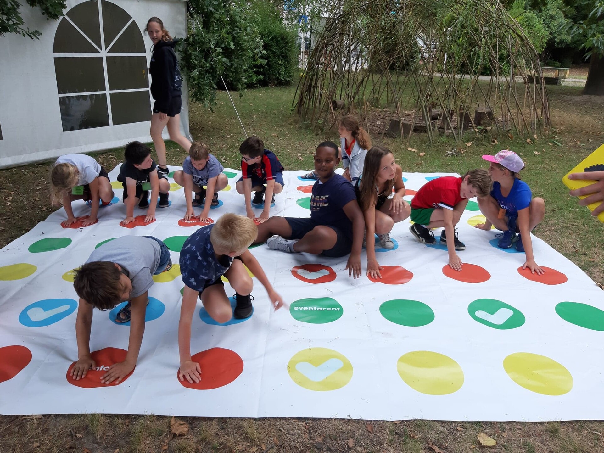 Twisterspel bij jeugdbeweging te Aartselaar