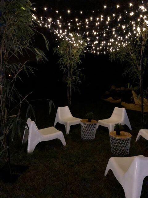 Kleine lichtjes om een lounge hoek te voorzien