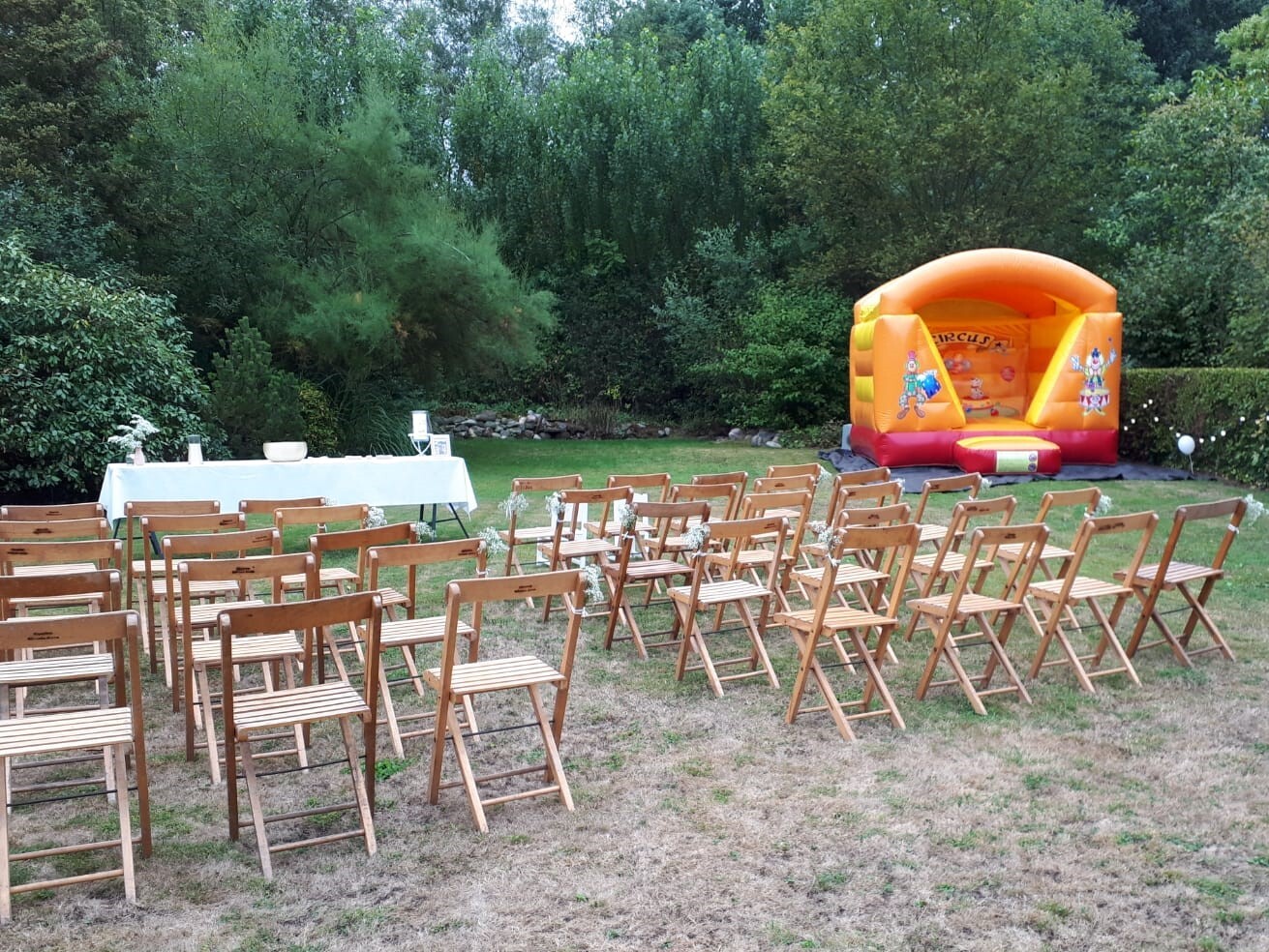 Ga voor een retro trouwceremonie met deze mooie retro houten stoelen, te huur bij Eventa Rent