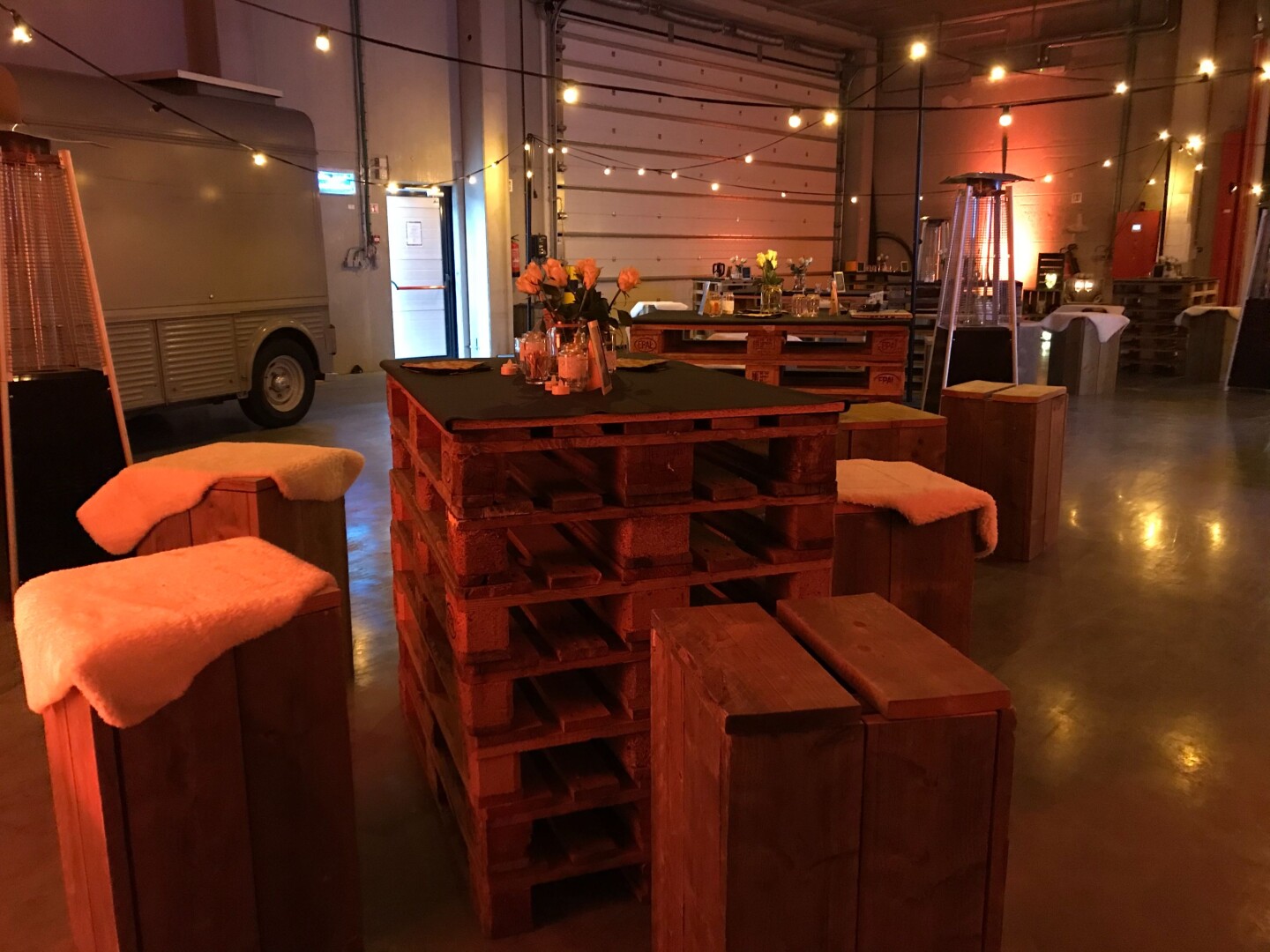 Lichtslinger op personeelsfeest in magazijn