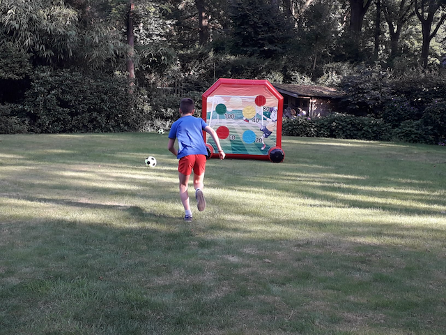 Tiebe in Schilde met een voetbaldarts