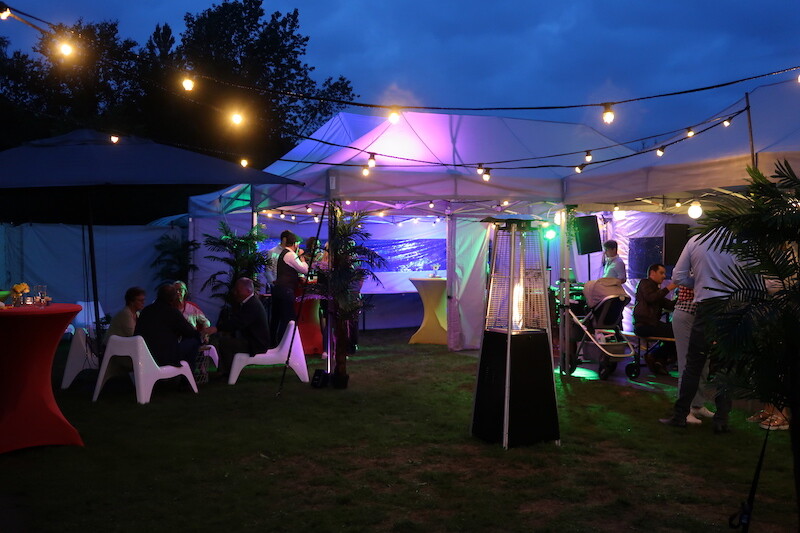 Tuinfeest met verwarming, verlichting, meubilair en tenten