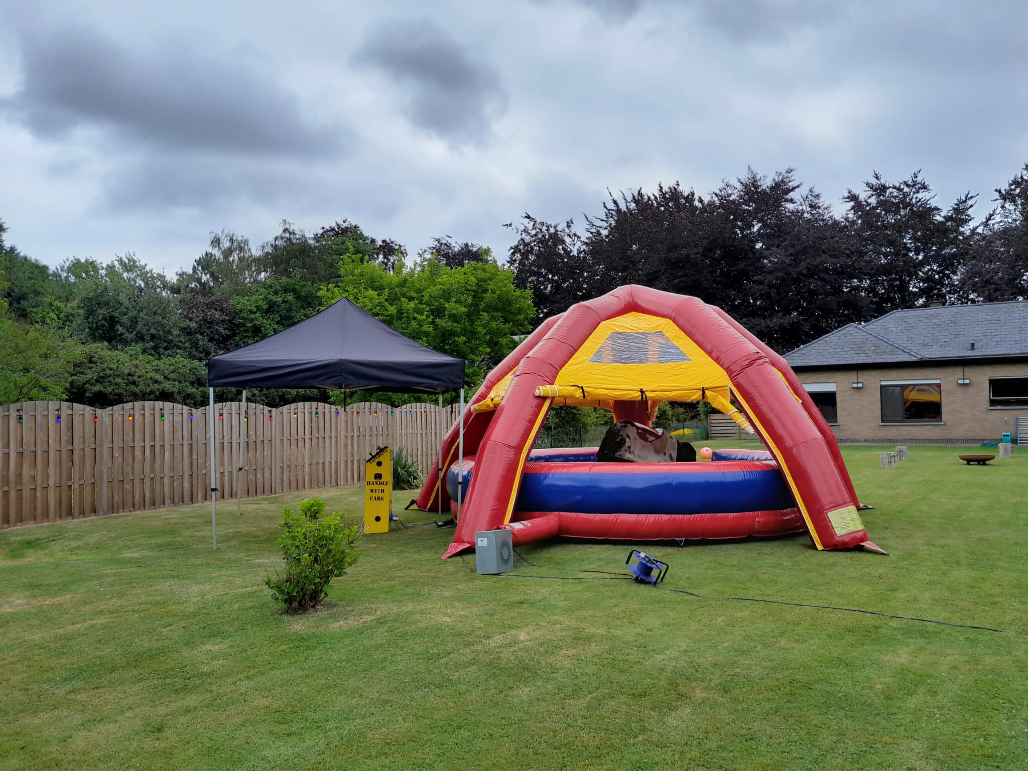 Tentencombi 3x9m zwart Hemiksem incl verankering gras (zonder zijwanden)