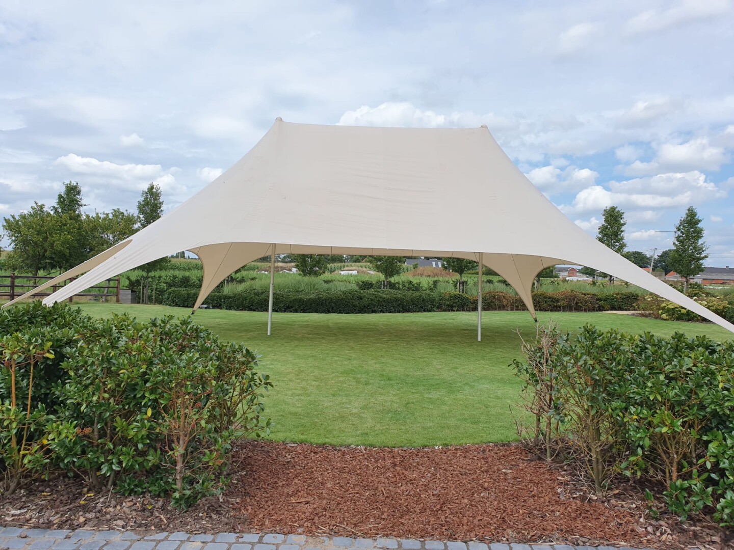 Startwin in tuin voor ceremonie tent groot uitvaart begrafenis overdekking party tent