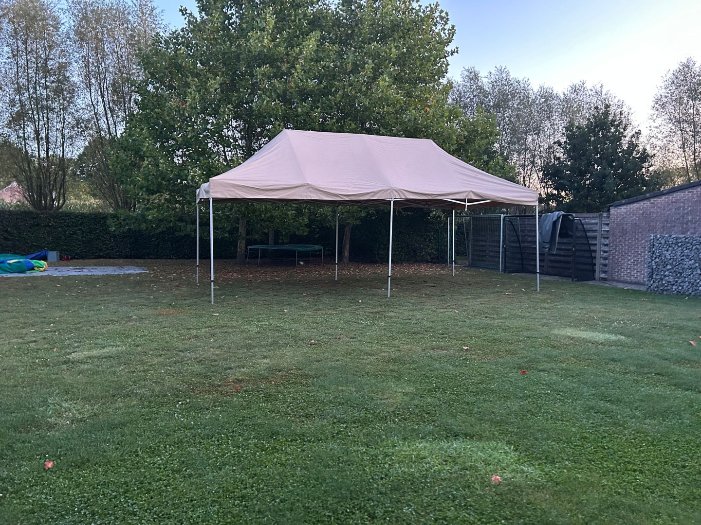 Vouwtent Hemiksem  4x8m Zandkleur incl verankering gras (zonder zijwanden)