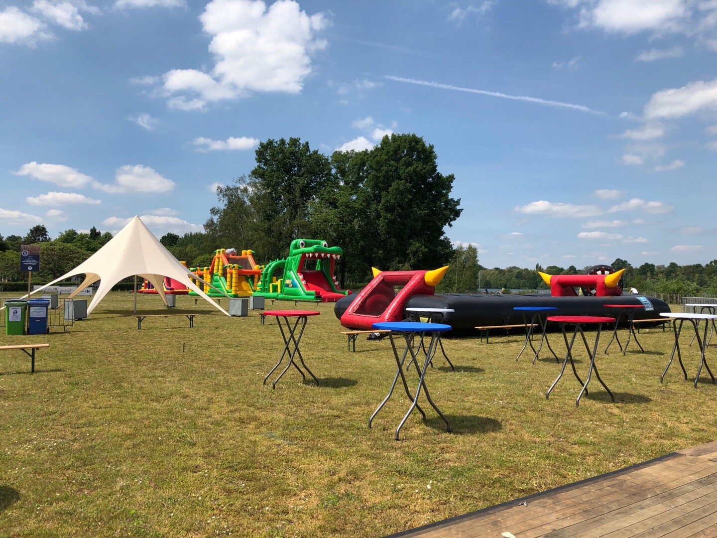 Groot personeelsfeest met stertenten, statafels en originele spelen