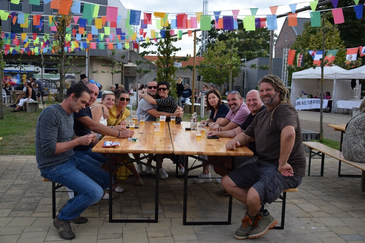 Gezellig buurtfeest met biertafel