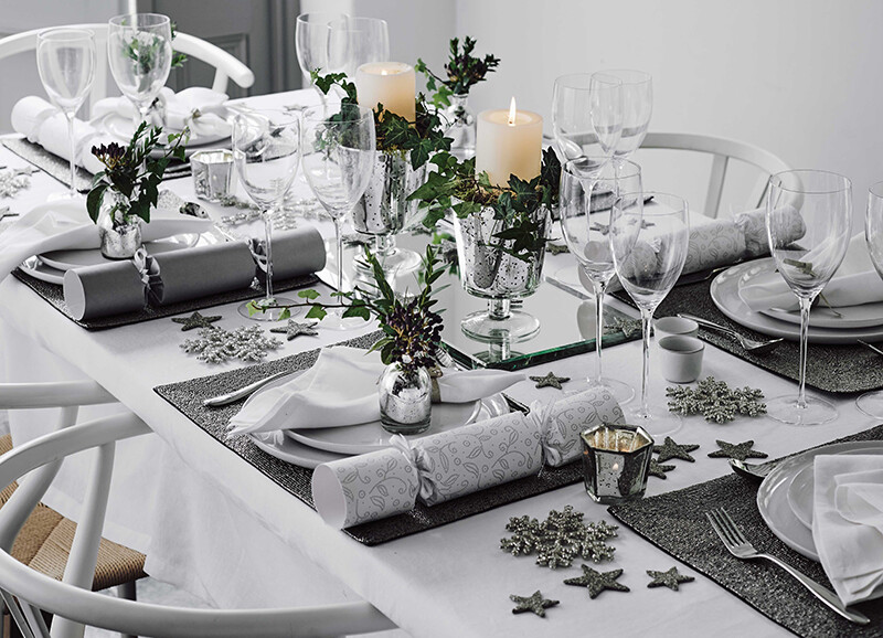 kersttafel met servies en glazen