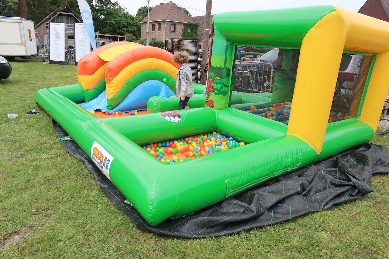 Jongen speelt in ballenbad van Eventa Rent