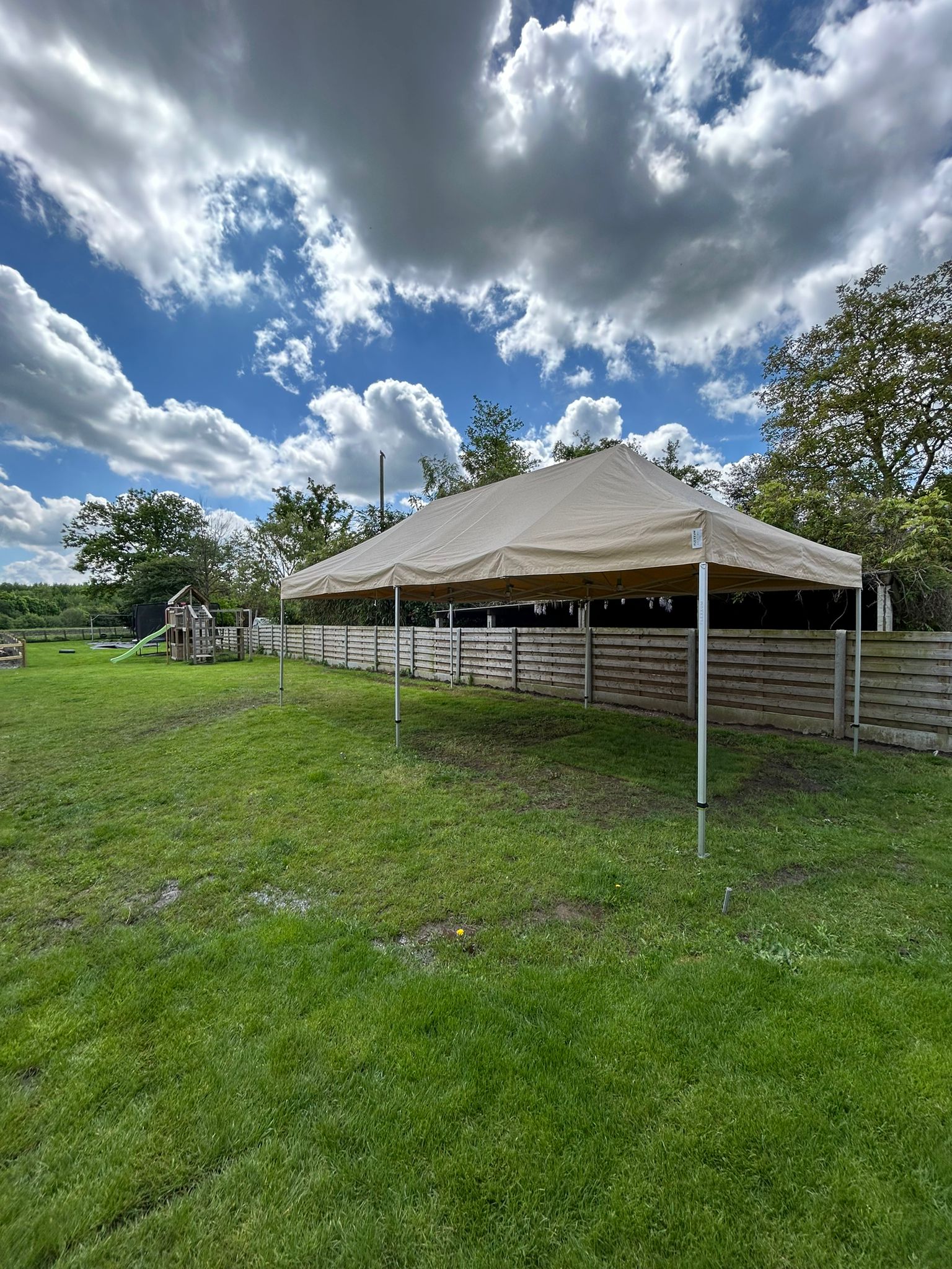 Vouwtent Hemiksem  4x8m Zandkleur incl verankering gras (zonder zijwanden)