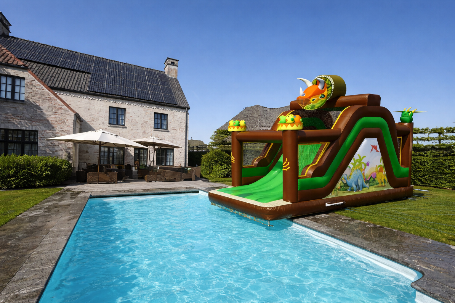 Glijbaan Dino naast het water