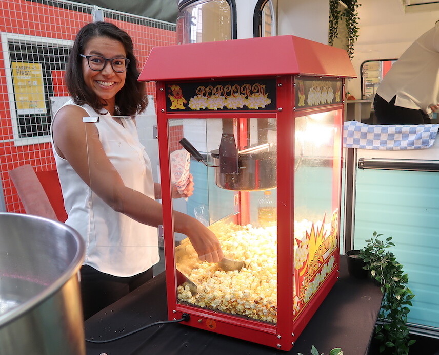 Birgit schept popcorn uit op event uit popcornmachine